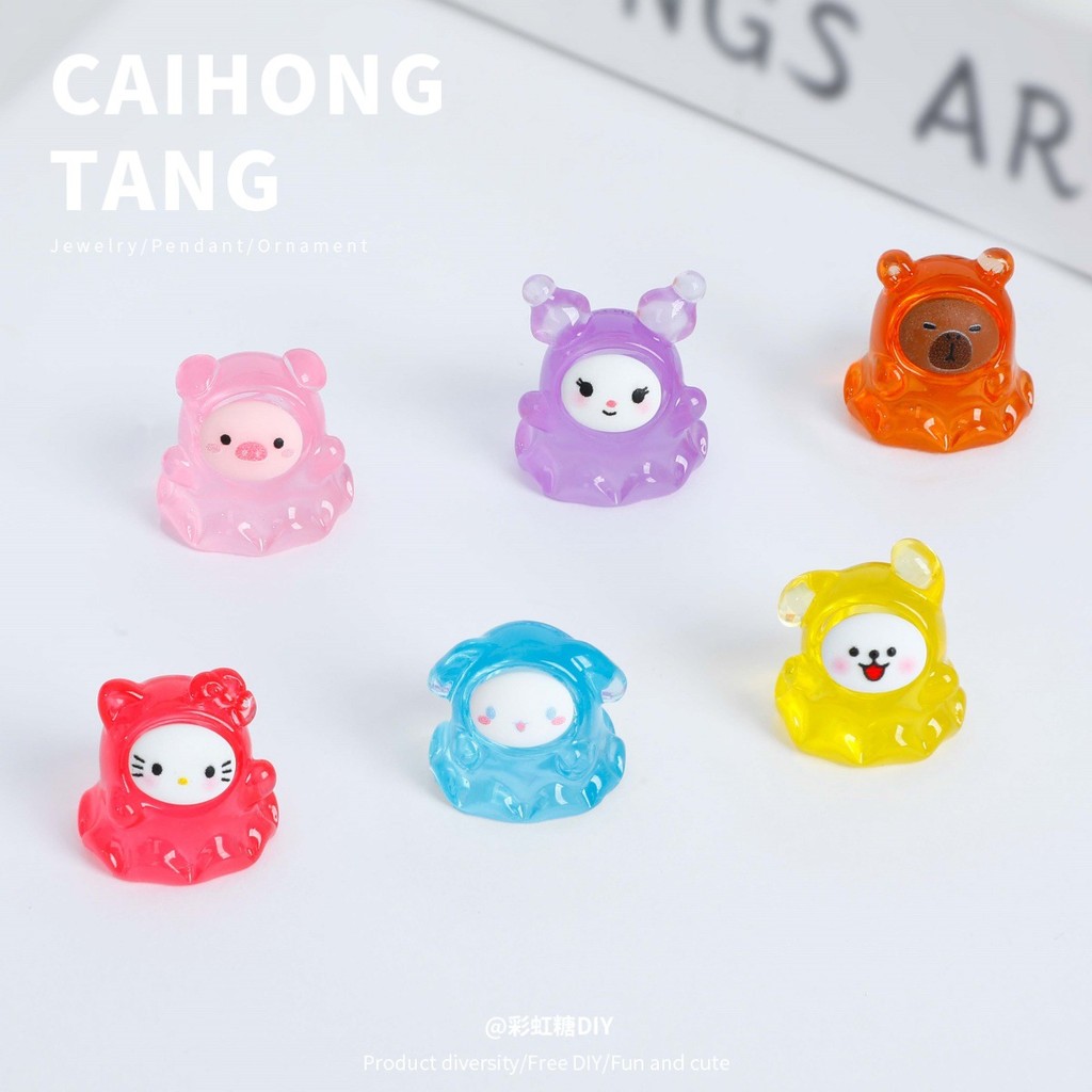 ตุ๊กตาครอบครัวซานริโอบนธีมการ์ตูนสามมิติ พร้อมเครื่องประดับสร้างสรรค์และของตกแต่งโต๊ะทำงาน