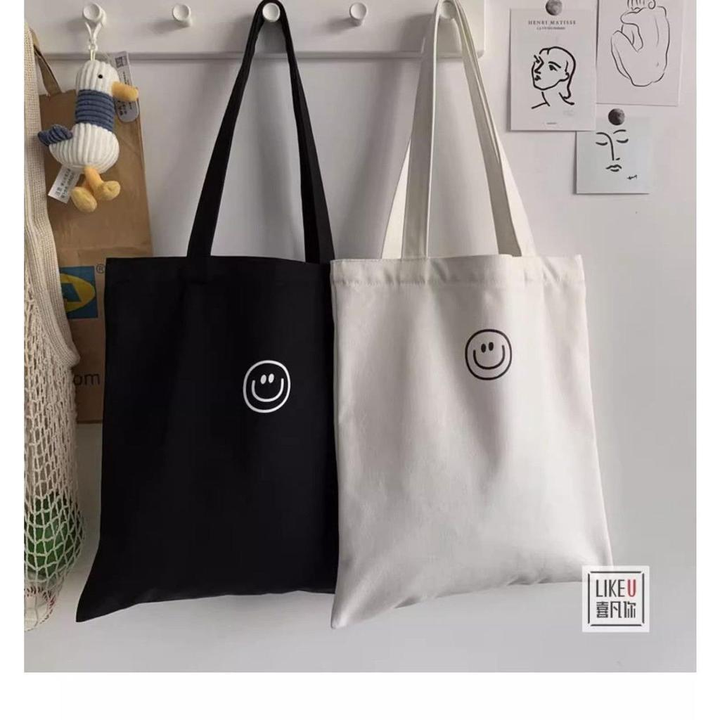 【จัดส่งจากกรุงเทพฯ】 กระเป๋าผ้าแคนวาสใบนี้ ตกแต่งด้วยลายตัวอักษรและมีดีไซน์เรียบง่าย เหมาะสำหรับใส่ขนมหรือของช้อปปิ้ง