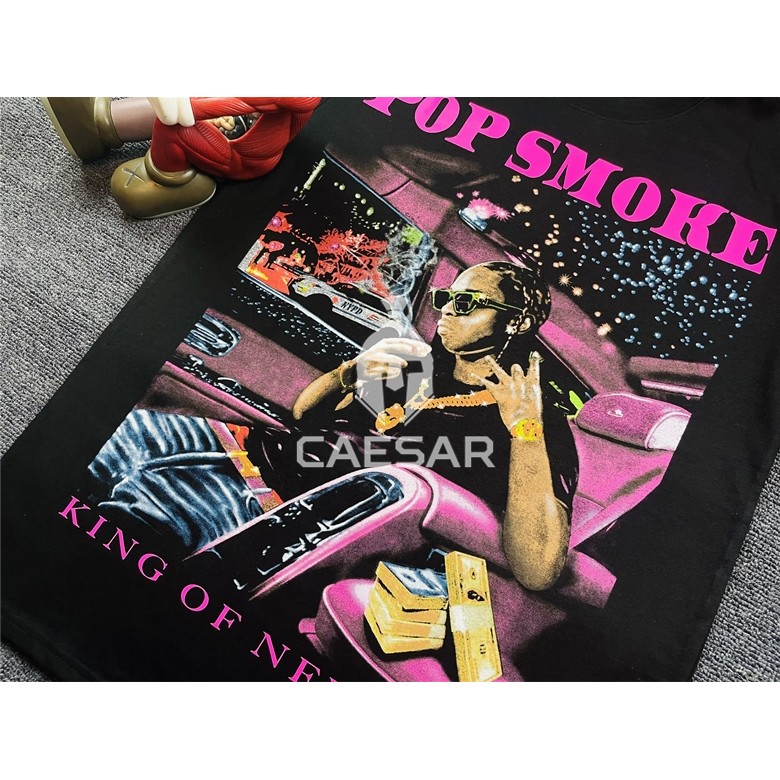 พร้อมส่ง! T-Shirt คอลลาบอเรชัน VLONE กับ POP SMOKE ออกแบบ KING OF NEW YORK สีชมพู ลาย Big V กระดุมสั