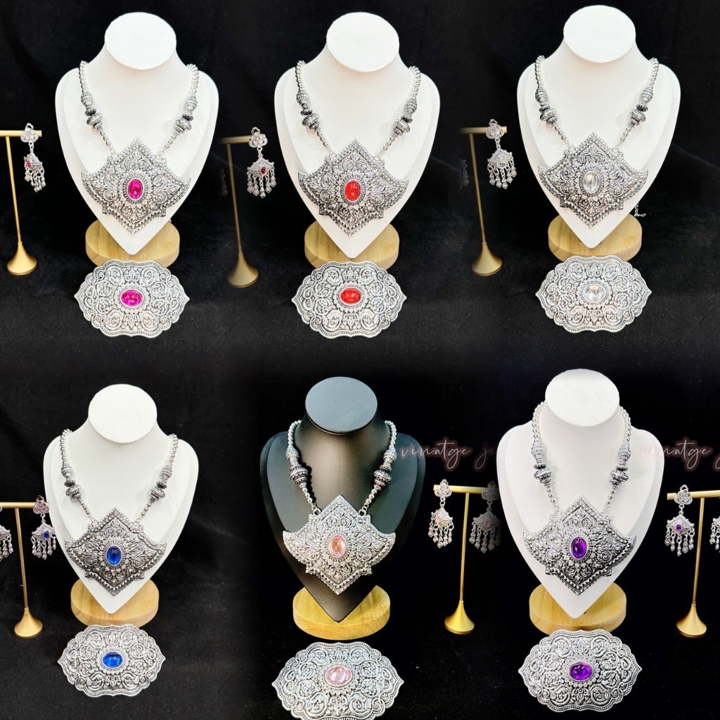 สร้อยคอชุดเครื่องประดับเงินลายโบราณ หรือ เครื่องประดับเงินลายไทย ซึ่งมักจะเป็นเครื่องประดับของภาคเหนือ หรือภาคใต้