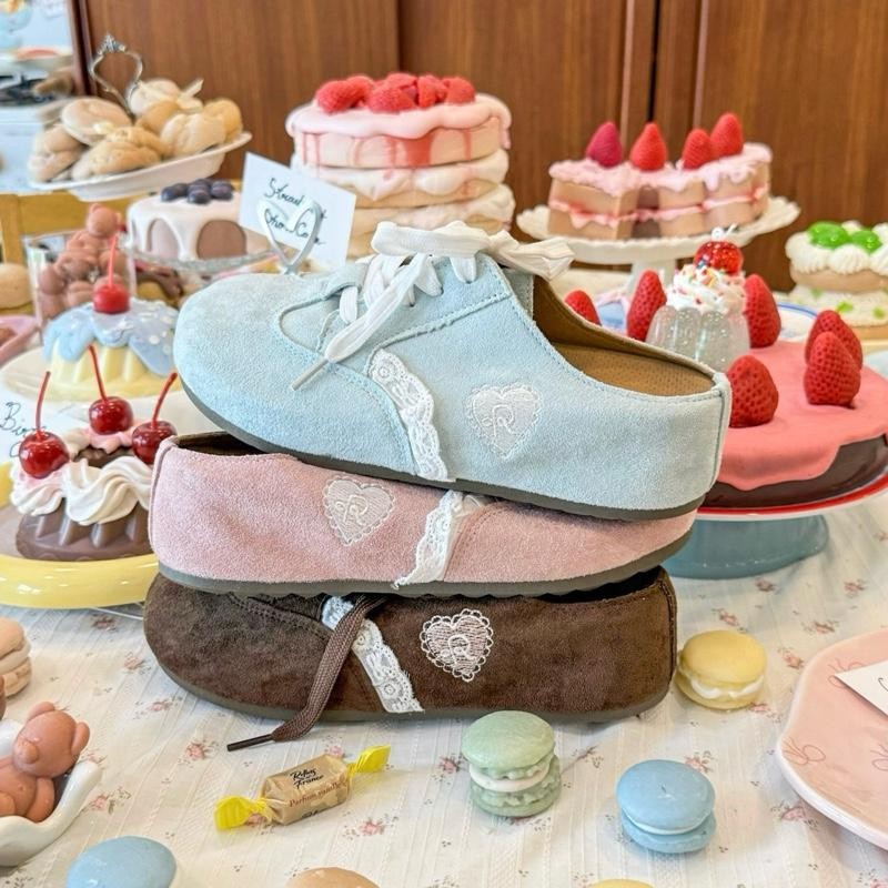 RIKA น้องเจลาโต้ รองเท้าเปิดส้นหนังกลับแต่งลูกไม้ปักโลโก้