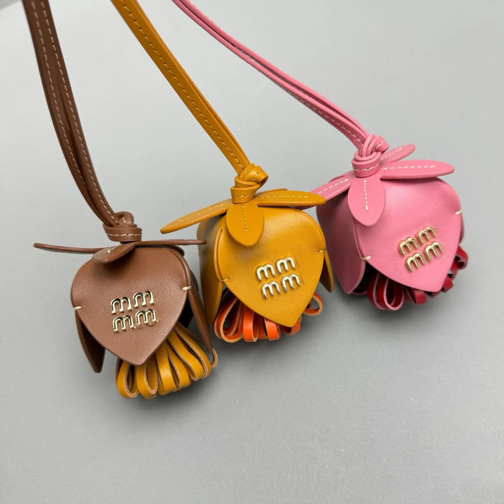 Niche Muse uim Letter หนังแท้ดอกไม้ Bud ดอกไม้กระเป๋าจี้สไตล์จี้ Lanyard L9.25.10 จี้รถ