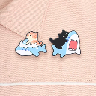 แมวน่ารัก Shark Enamel Pins ตลกสีส้มสีดําแมวเข็มกลัดการ์ตูนสัตว์ป้ายเสื้อผ้าอุปกรณ์เสริมของขวัญสําหรับเพื่อน