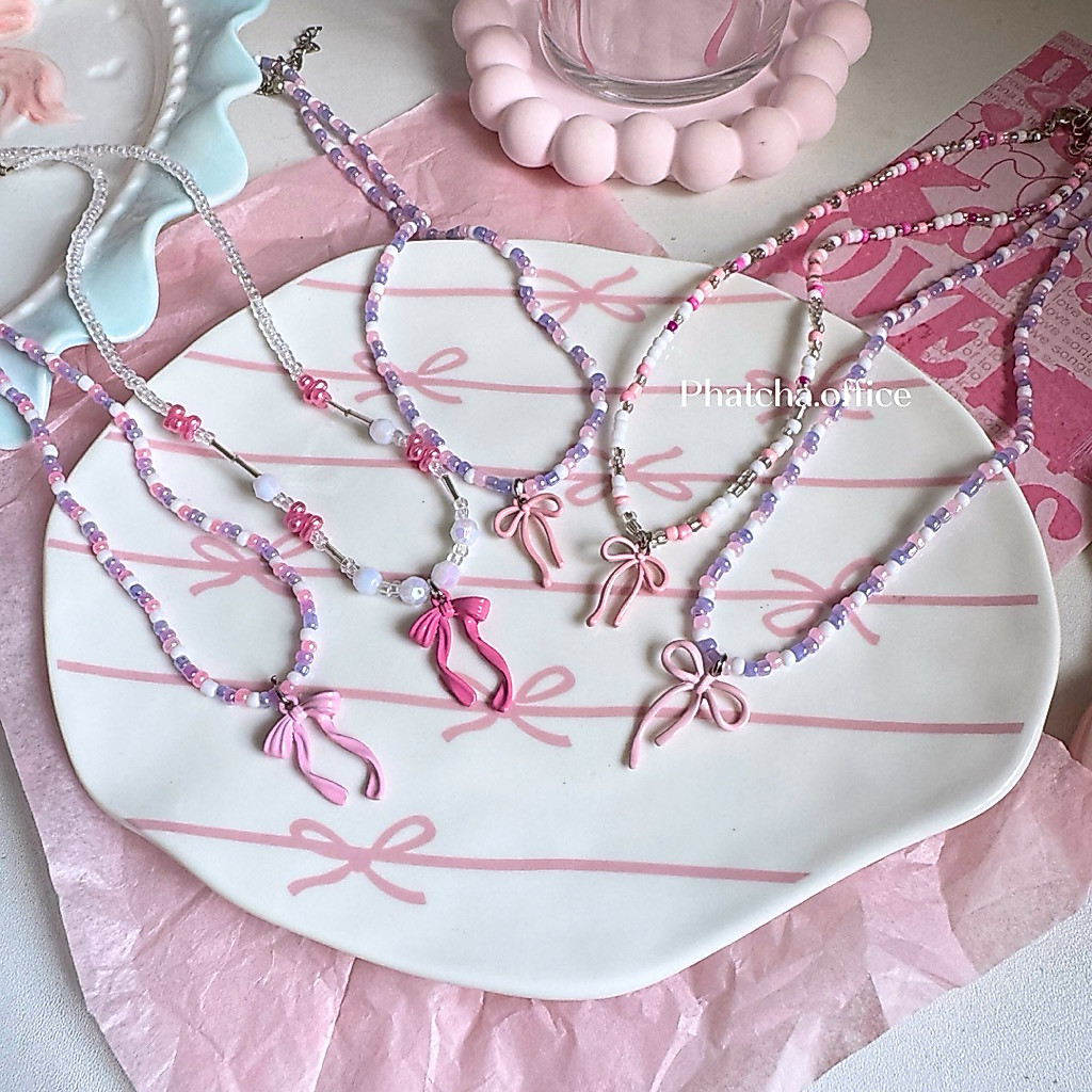(พร้อมส่ง) 🎀สร้อยโบว์ สร้อยคอลูกปัด พร้อมจี้โบว์หลายแบบ*+🛼🍎🛋️🧸“+