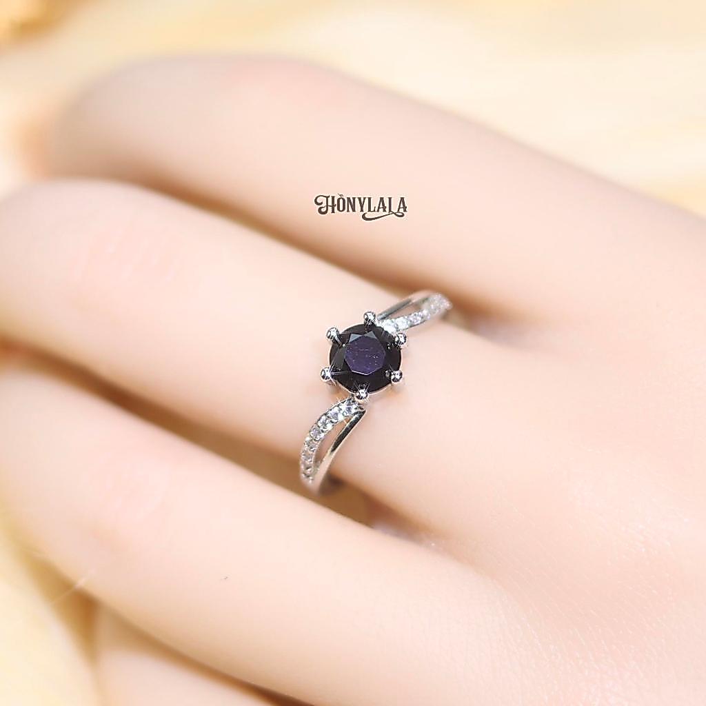 ON1 นิลดำ| แหวน ปรับขนาดได้ | ซื้อ 1 แถม 2 กล่องหนัง และเครื่องประดับ 1 ชิ้น