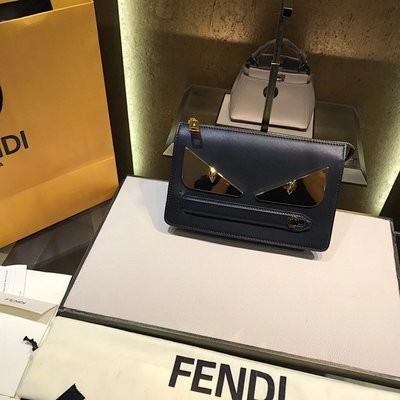 FENDI กระเป๋าถือผู้ชาย Catwalk Monster ล่าสุด