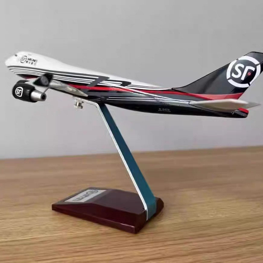 โมเดลเครื่องบิน SF Express ขนาด 24 ซม. เครื่องบินขนส่งสินค้าโบอิ้ง 747 ของสายการบิน SF ขนาด 1:300 กล
