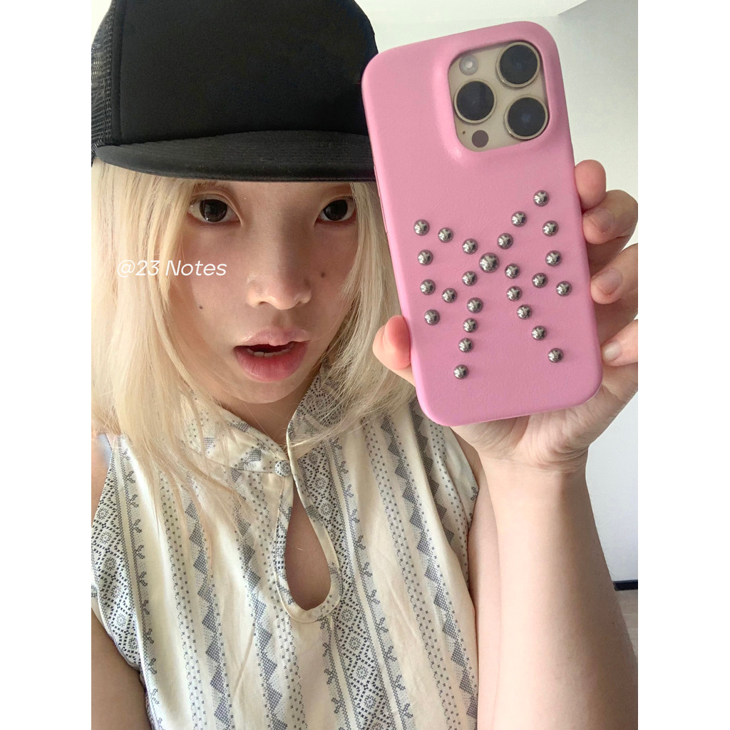เกาหลี High-End Niche Design Bow Rivets แฟชั่นหนังสีชมพูสไตล์เกาหลีสไตล์อินเหมาะสําหรับ iphone16pro/15promax เคสป้องกัน Apple 13/14 เคสโทรศัพท์ 12 เคสป้องกัน 11