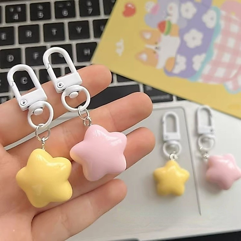 💌💌พวงกุญแจ จี้รูปดาวน่ารัก สีเหลือง สีชมพู สําหรับห้อยกระเป๋าเป้สะพายหลัง หูฟัง 1 ชิ้น