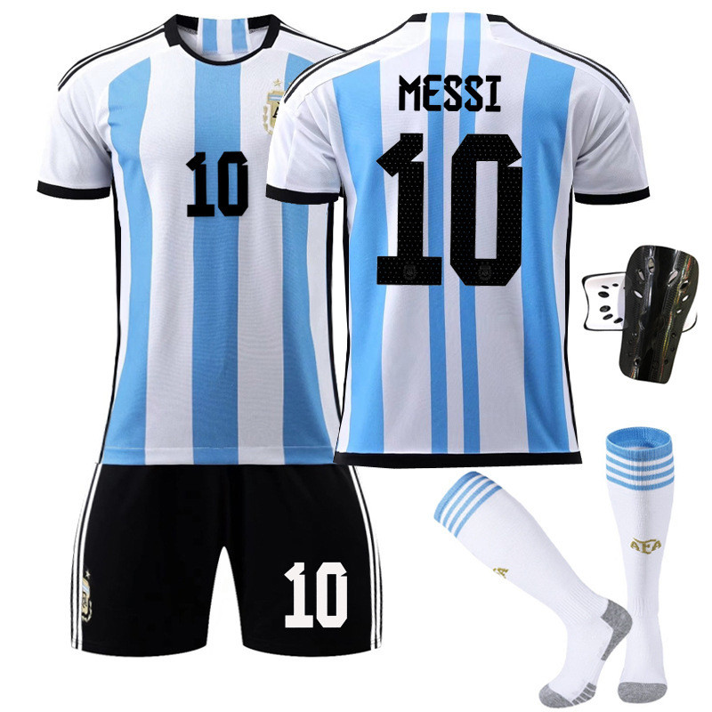 ชุดเจอร์ซีย์ทีมชาติอาร์เจนตินา สำหรับผู้เล่นหมายเลข 10 Messi และหมายเลข 11 Di Maria