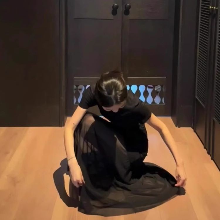 ชุดเดรสผ้ากอซสีดำ ผู้หญิง ฤดูร้อน สไตล์ทันสมัย ทรงกระบอกเน้นเอว - รูปที่ 2