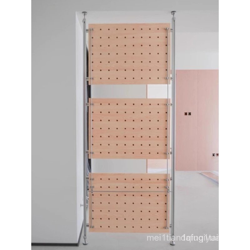 ชั้นเก็บของ Pegboard จากพื้นจรดเพดานสไตล์มินิมอล ชั้นวางจอแสดงผลพาร์ติชั่นหน้าจอ Entryway ที่สร้างสร