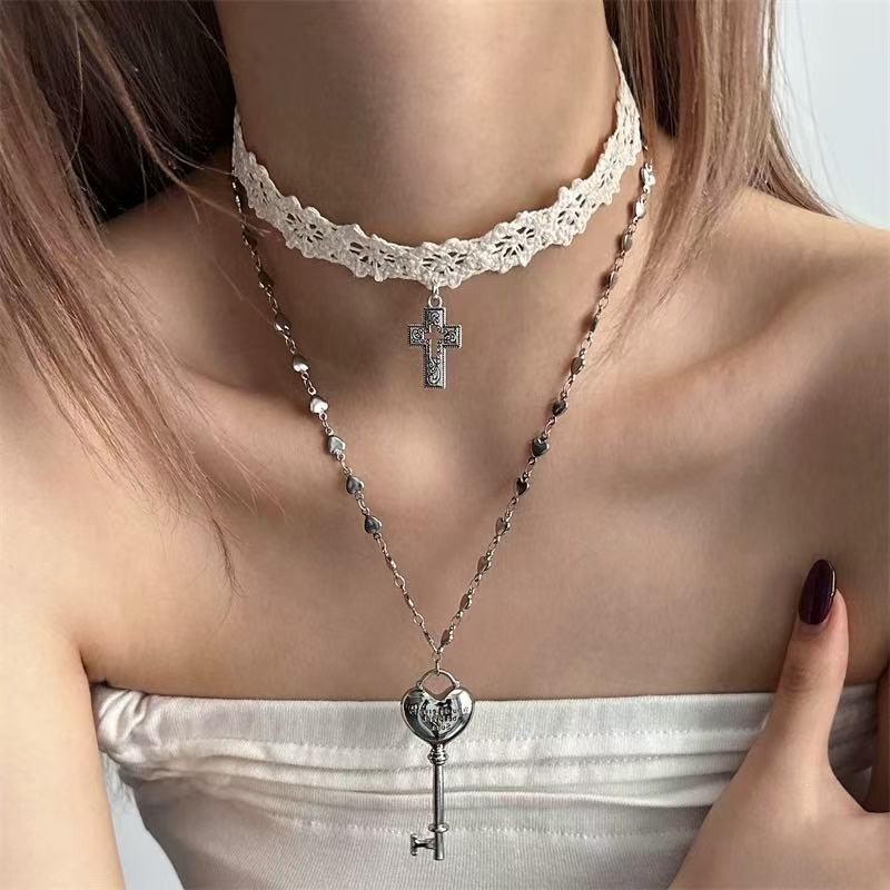 Sweet Cool White Lace Cross Strap choker Stacked Love Heart Key สร้อยคอผู้หญิง Niche Design สร้อยคอ 