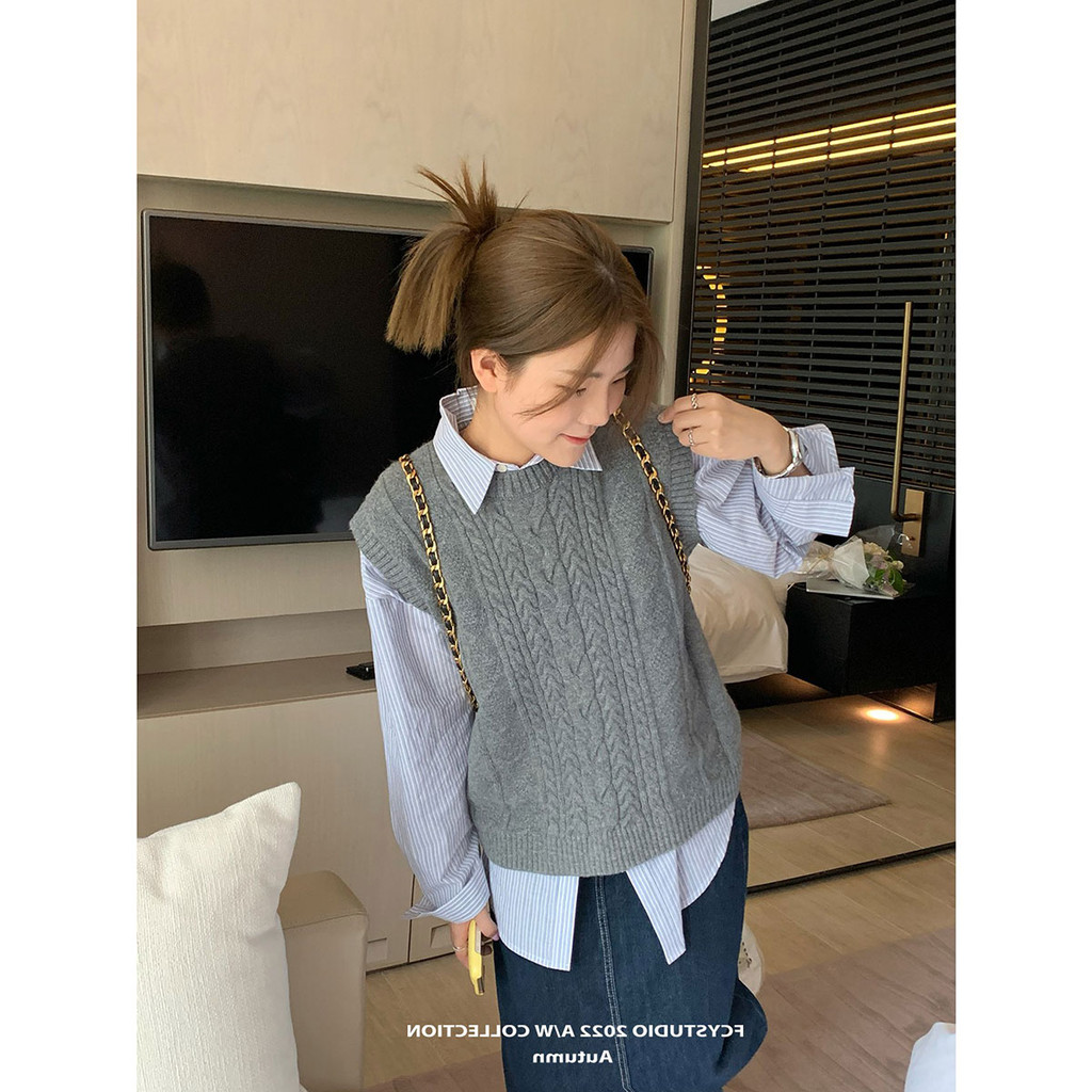 FCY Studio เสื้อกั๊กถักสีเทา ออกแบบรอบคอลวดลาย Twist เหมาะสำหรับฤดูใบไม้ร่วงและฤดูหนาว ในสไตล์เกาหลี