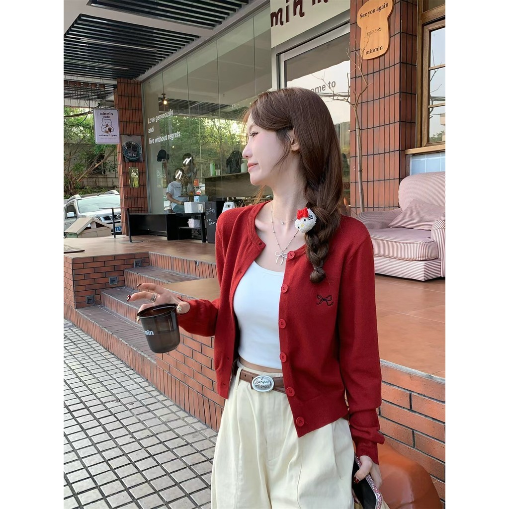 🍄GGals🍄เสื้อคาดิแกรนไหมพรม ปักฌบว์ที่หน้าอก กระดุมหน้า เข้ารูป แขนยาว คอกลมเกาหลีมาก ใส่สบาย น่ารัก - รูปที่ 2