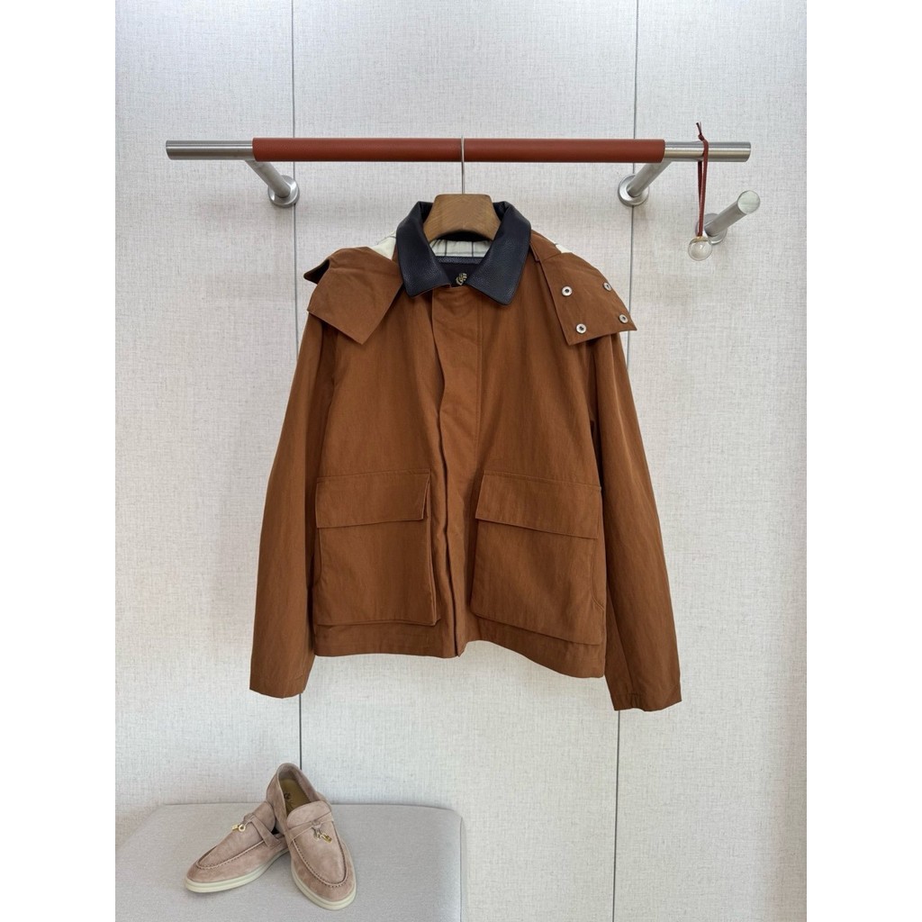 QEQU Loro LP Technical Fabric Hooded Jacket The collar is made of genuine leather material