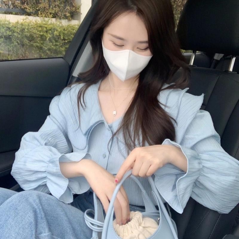🌻Grace🌻 เสื้อเชิ้ตแขนยาวทรงบาน เสื้อเชิ้ตผู้หญิงเกาหลี เสื้อเชิ้ตติดกระดุมสีฟ้าสดใส เนื้อผ้านุ่มเบาสบาย W647