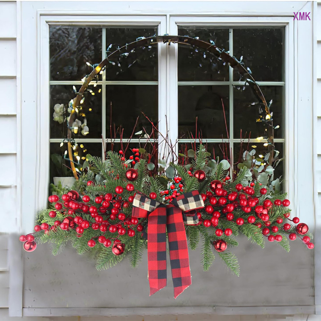 XMK คริสต์มาส Swag ตกแต่งดอกไม้ Swag พร้อม Berries และริบบิ้น Bows Christmas Balls Greenery คริสต์มา