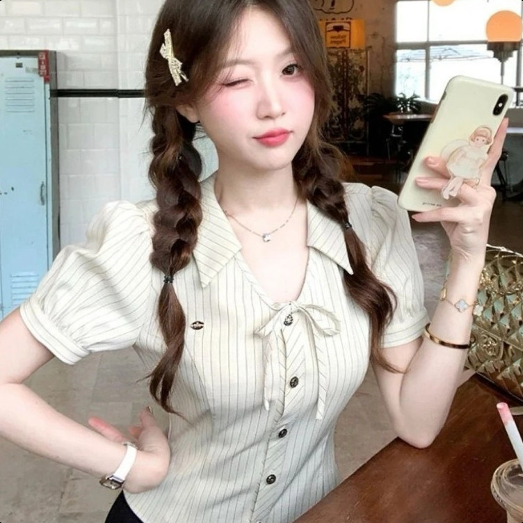 （จัดส่งภายใน24ชม）LUNA GIRL เสื้อเบลาส์ลายทางสีขาว คลาสสิกแต่ไม่น่าเบื่อ!