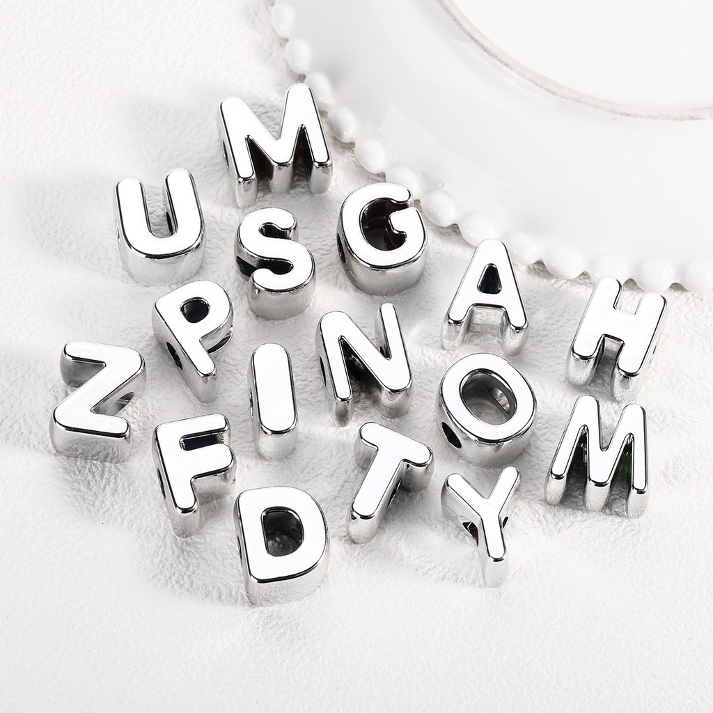 START-UP 5ชิ้นเงินตัวอักษรภาษาอังกฤษลูกปัด-ซีและสีอะคริลิลูกปัดที่ใช้ในการทำสร้อยคอและสร้อยข้