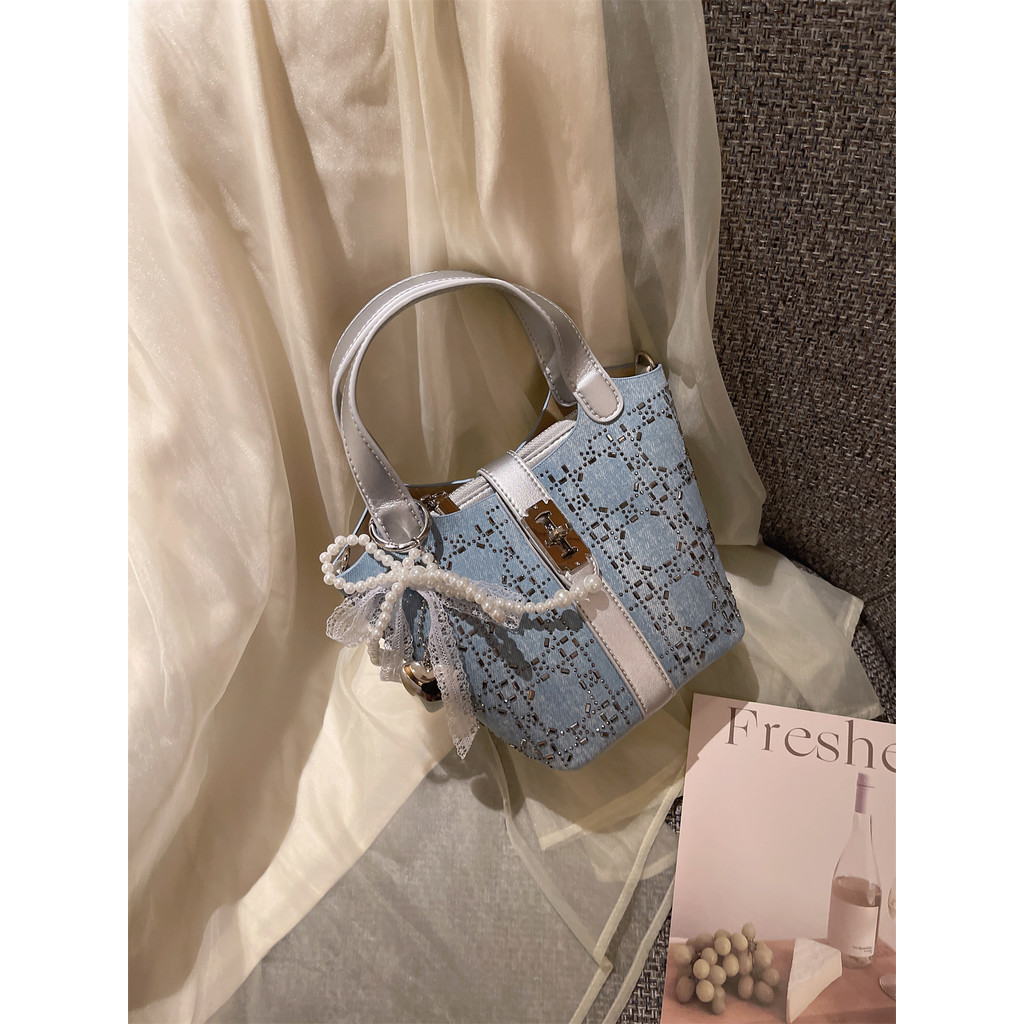 Thailand Lyn Brand กระเป๋าถังเพชรดีนิม ออกแบบใหม่สำหรับปี 2025 ใช้งานได้ทุกวันและเหมาะสำหรับการเดินท