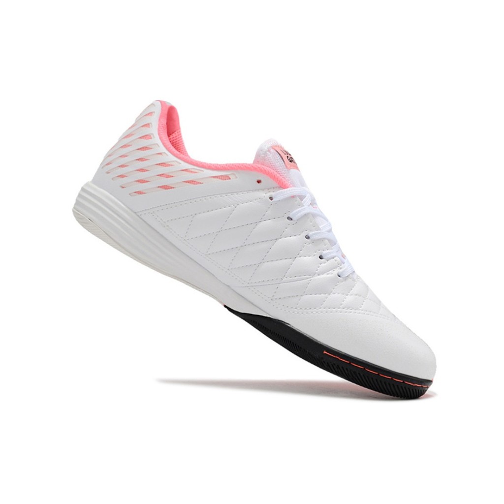 รองเท้าฟุตบอลรุ่นใหม่ Lunar Gato II IC ออกแบบสำหรับการเล่นกลางแจ้ง