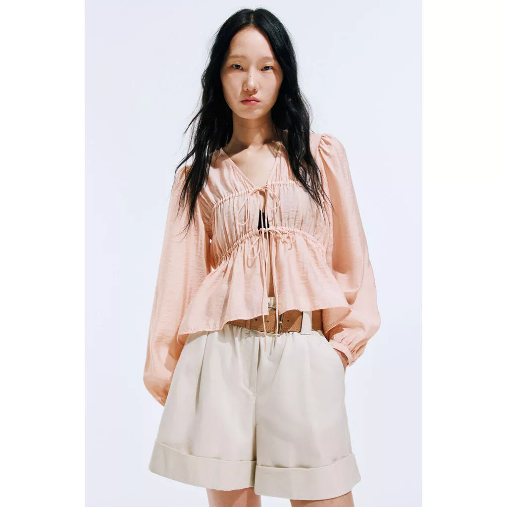 H&M(เอชแอนด์เอ็ม) เสื้อเบลาส์ผูกโบว์ด้านหน้า ดีไซน์จับจีบ ผู้หญิง 1344102_1