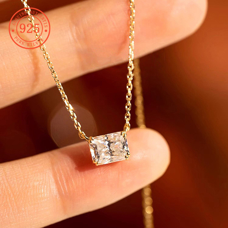 SHEFULI ส่วนบุคคล Minimalist Moissanite สร้อยคอจี้สี่เหลี่ยมสําหรับผู้หญิง CSX1734