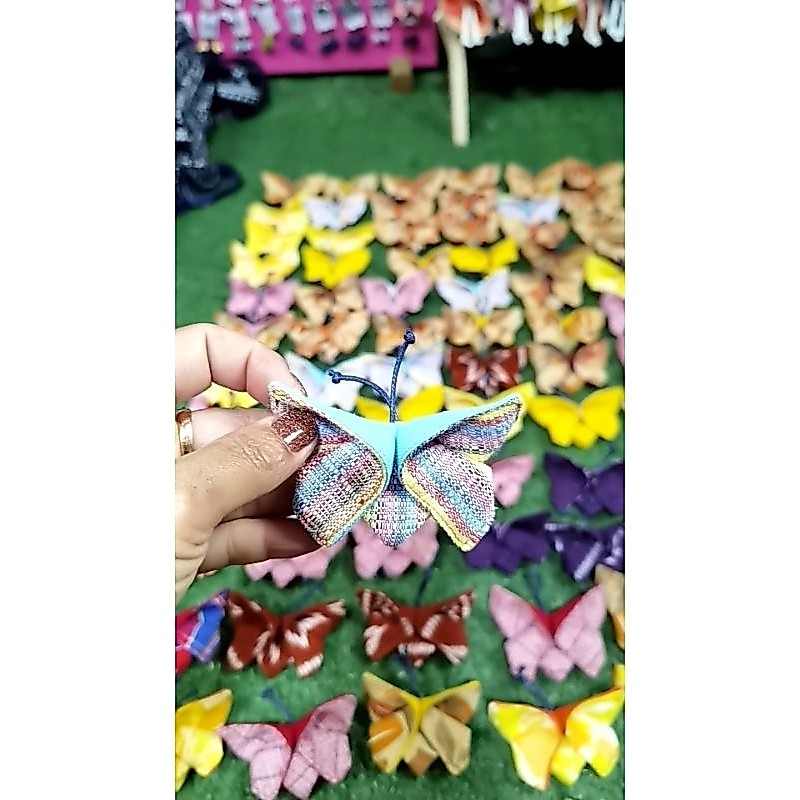เข็มกลัดผีเสื้อสีสวยสดใสและสีครามจากผ้าฝ้าย