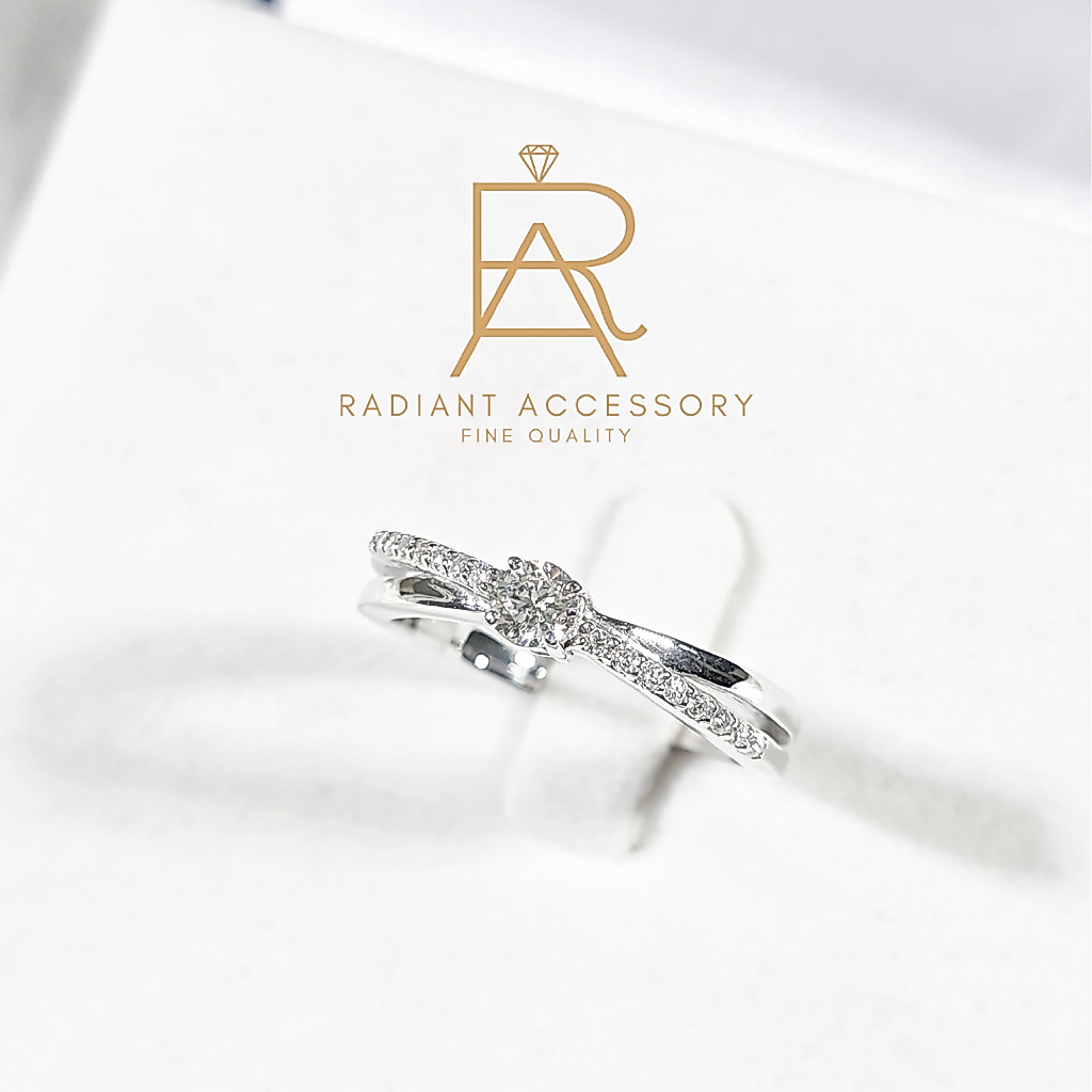 แหวนเงินแท้เม็ดชูฝังเพชร Moissanite 0.3 กะรัต ทรงกลม ก้านไขว้ฝังบ่าข้าง ชุบทองคำขาว