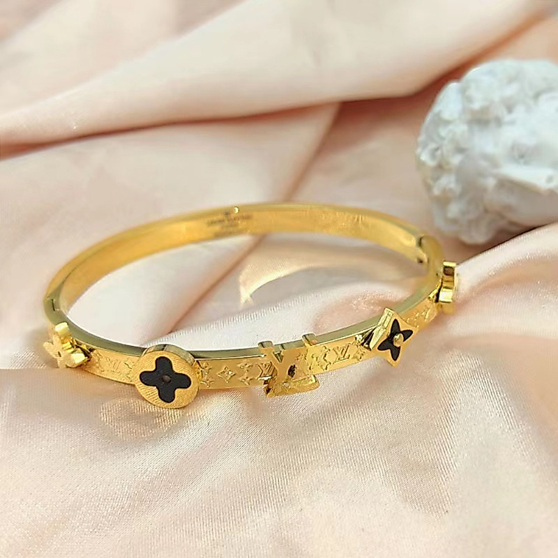 หลากหลาย Lucky Four-Leaf Clover ดอกไม้ชุบ 18K Gold สร้อยข้อมือเหล็กไทเทเนียมหญิงคุณภาพสูงแฟชั่นสร้อยข้อมือของขวัญเครื่องประดับสําหรับสาว