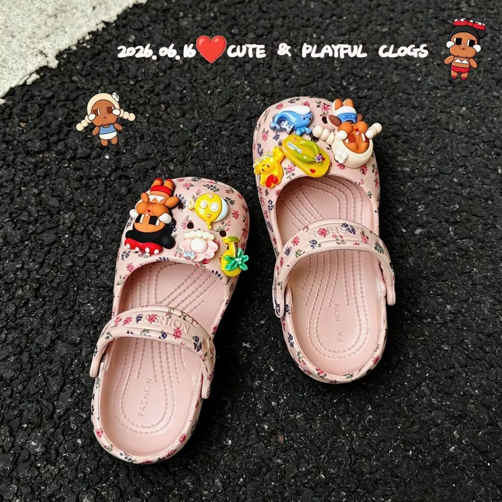 2026 ฤดูร้อนใหม่สาว Clogs ลื่นกลางแจ้งรองเท้าแตะน่ารักที่ถอดออกได้ DIY Charms เด็ก Slippe