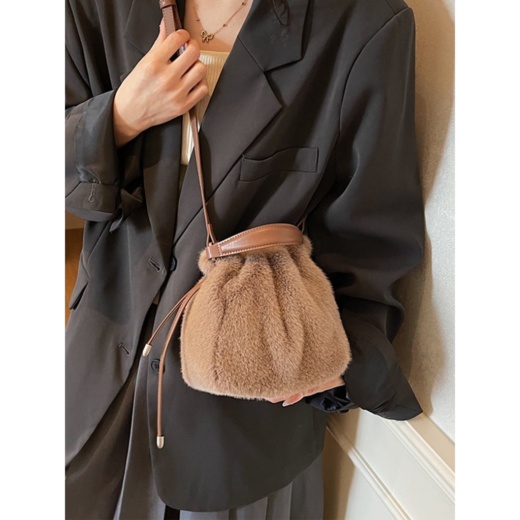 Japan Japan Japan フッョ Defore Plush Female Bag 2026 New Style Plush Shoulder Messenger Bag Bucket Bag