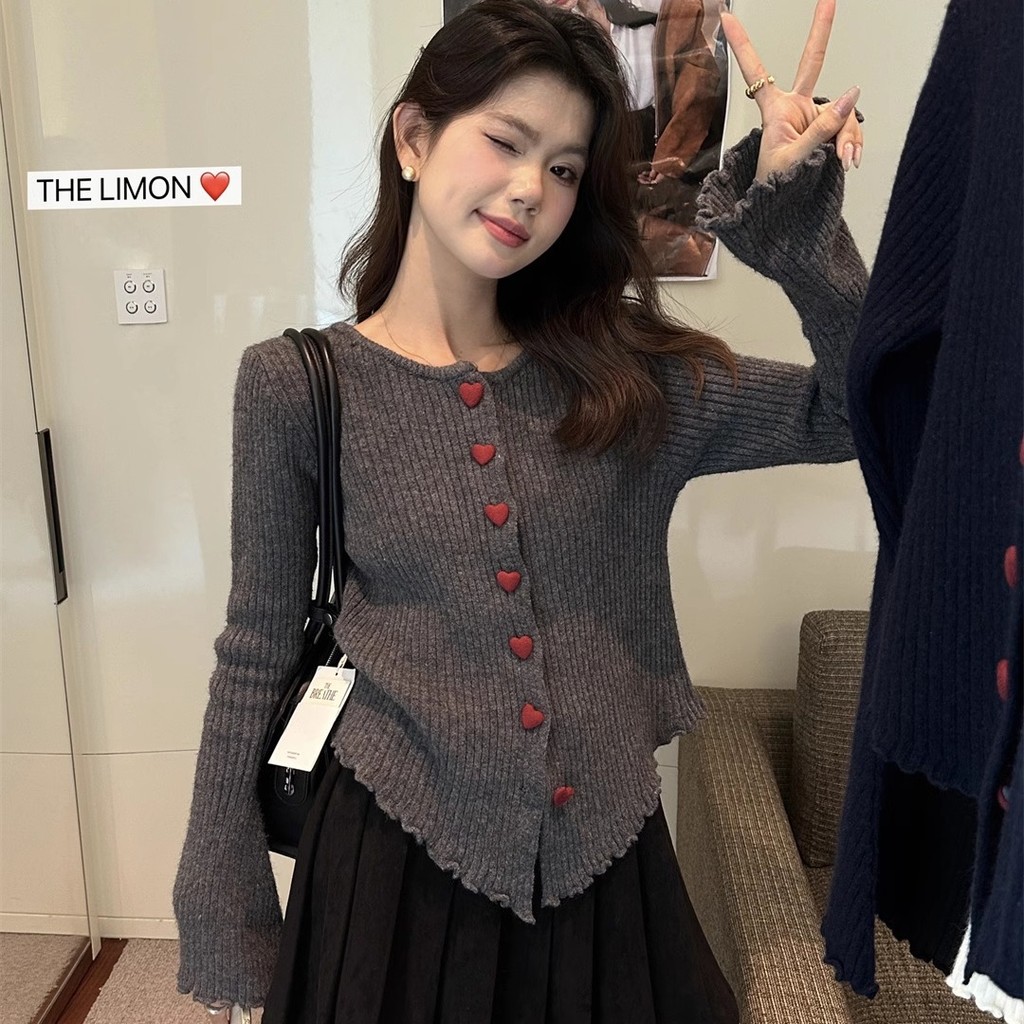 รอบคอถักเสื้อสเวตเตอร์ถักผู้หญิงสไตล์ใหม่แฟชั่น ผอมลง ดูหัวใจรักปุ่มแจ็คเก็ตขนาดเล็กสีเทา