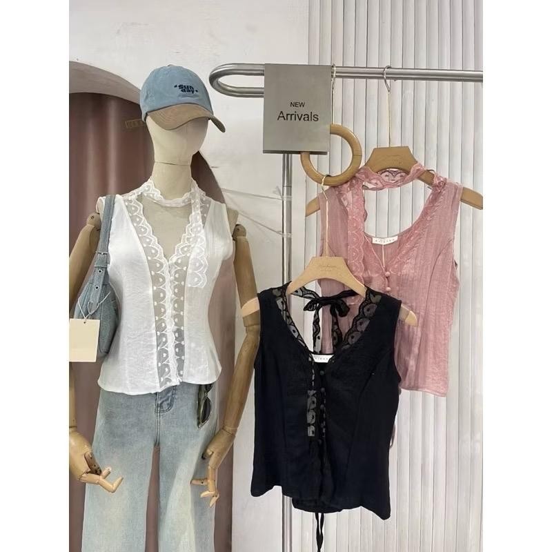 Jayleen outfit : maru เสื้อคอวีผ้าลินินแต่งขอบลูกไม้