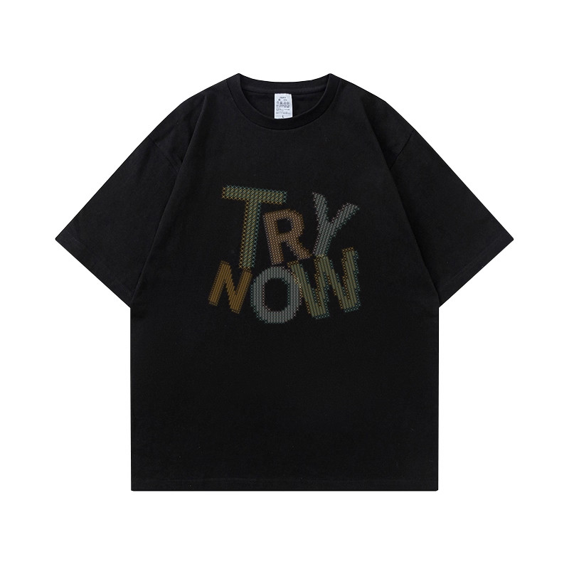 Daily เสื้อยืด Unisex ผ้านุ่ม 3D Text Motif "TRY NOW" สีดํา