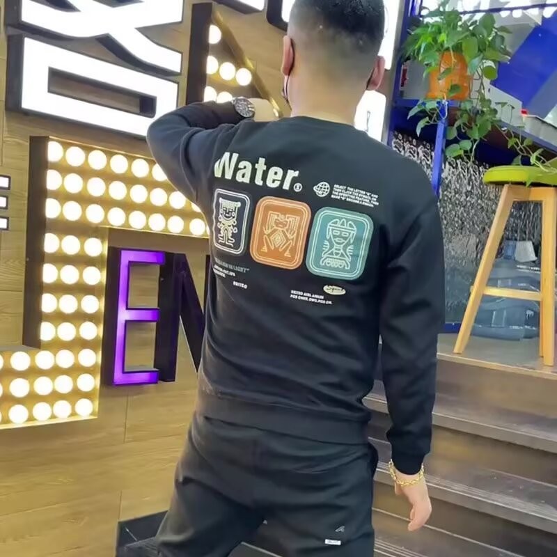 อินเทรนด์พิมพ์ฤดูใบไม้ผลิฤดูใบไม้ร่วง 2025NEW ผู้ชายหลวม 23new2025 ฤดูใบไม้ร่วงฤดูหนาวรอบคอสไตล์ฮ่อง