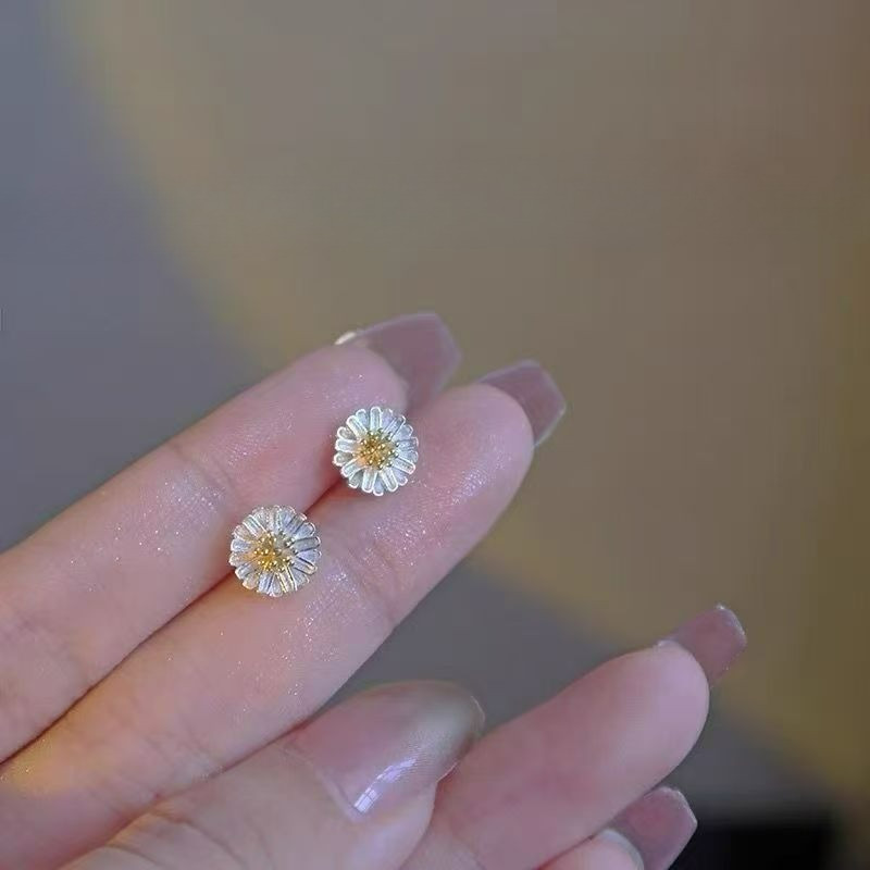 ต่างหูเดซี่ 1 คู่ สไตล์น่ารัก เสริมความสวยให้ผู้หญิง