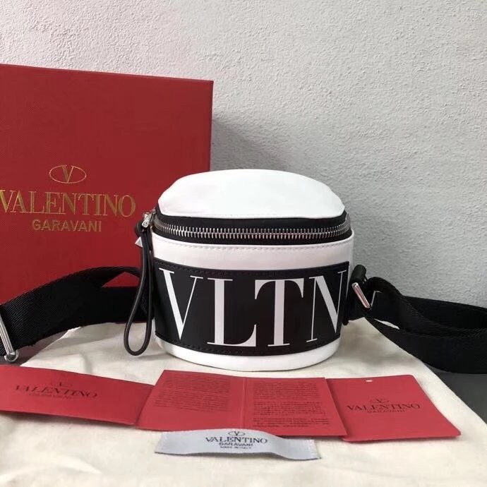 Valentino VLTN Olive Bag กระเป๋าสะพายใบเล็ก พกพาสะดวก ใช้เป็นกระเป๋าคาดเอวได้ ขนาดกะทัดรัด 15x12x8 c