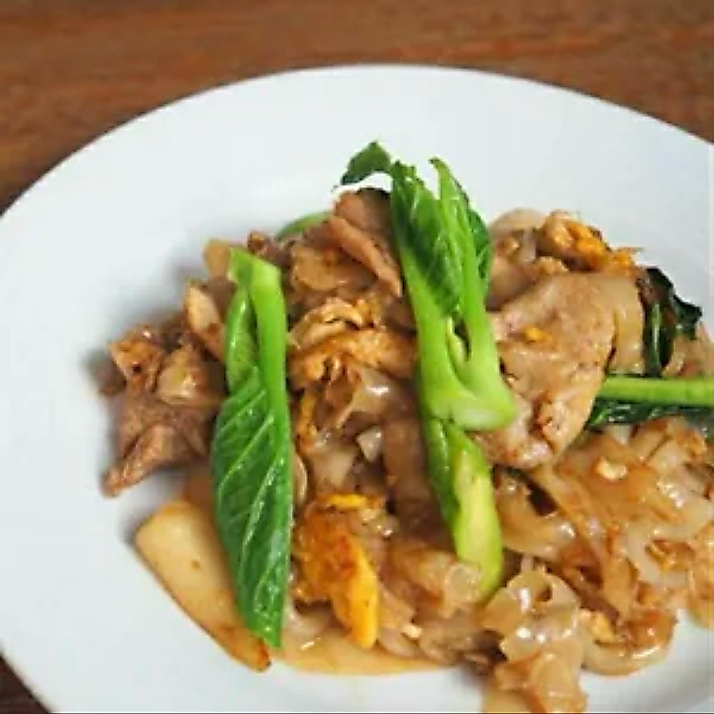 เส้นใหญ่ผัดซีอิ๊วสันในหมู