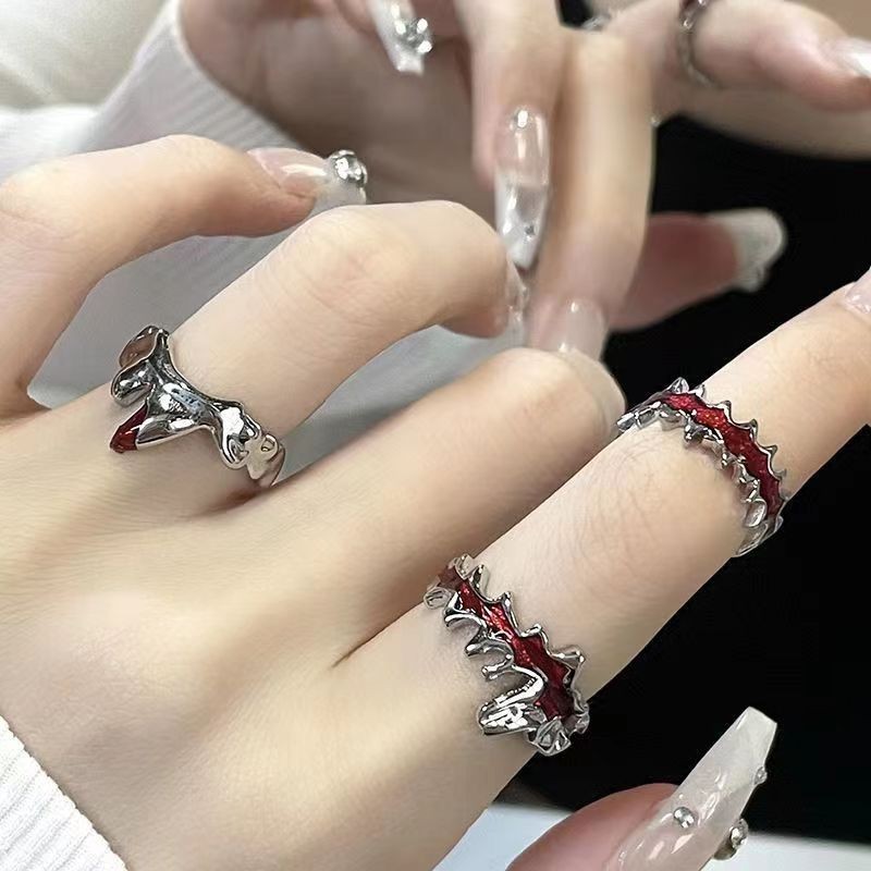 แหวนผู้หญิงแฟชั่น สไตล์ใหม่ สร้อยวงดนตรีเปลวไฟสีแดง ไม่สม่ำเสมอ เพิ่มความสวยงามให้แก่คุณ