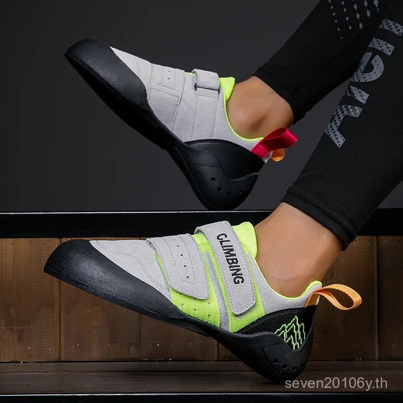 ผู้ชายหัวปีนเขาเขียน Climb หรือ Clamber Up A Rock Wall Cliff ปีนเขารองเท้าน้ําหนักเบา Bouldering รอง