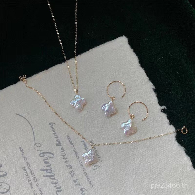 ชุดเครื่องประดับทองบาร็อครูปโคลเวอร์สี่ใบ ประกอบด้วยสร้อยข้อมือมุกย้อนยุค และต่างหูสร้อยคอแบบธรรมชาต