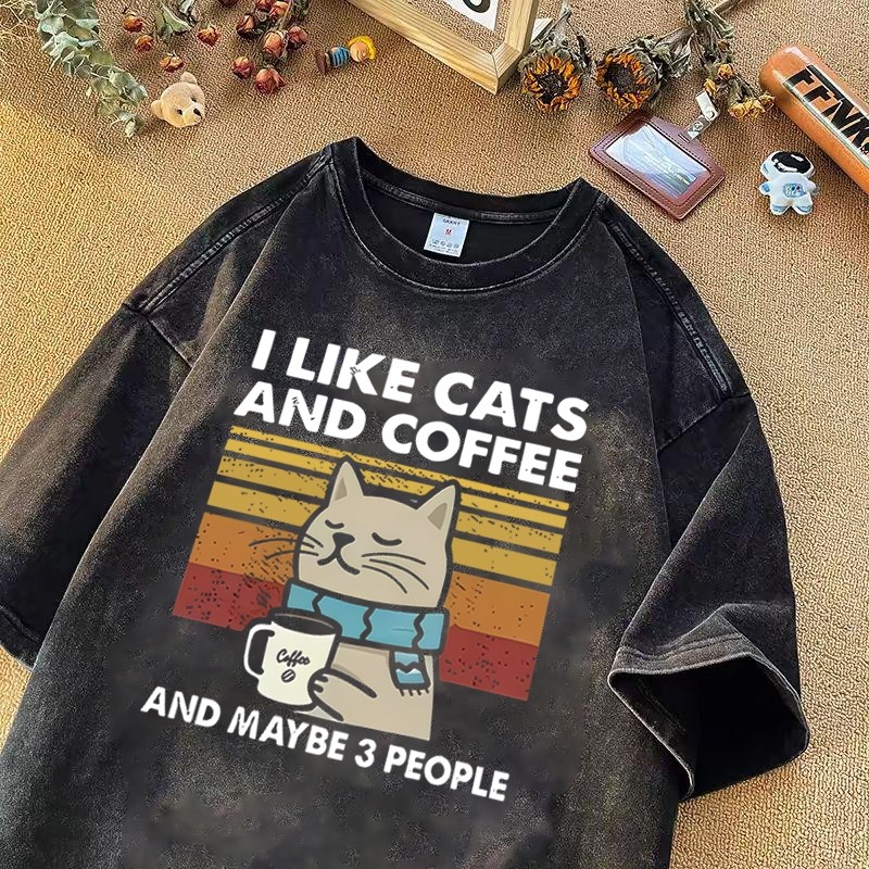(จัดส่งภายใน 24 ชั่วโมง) เสื้อยืดสีดําดีไซน์แมวและข้อความ "I LIKE CATS AND COFFEE AND MAYBE 3 PEOPLE
