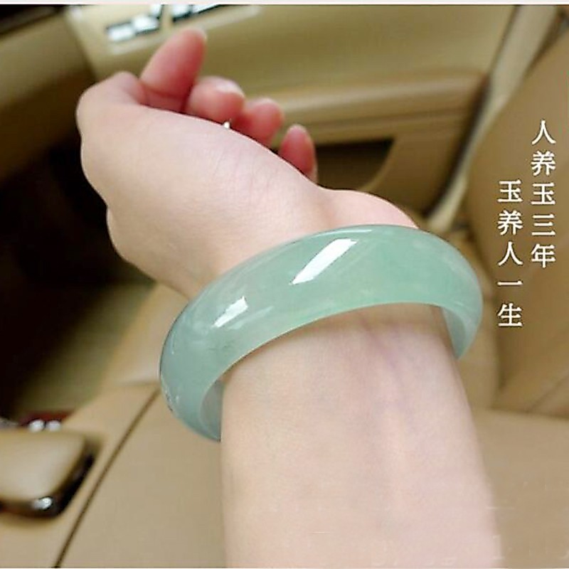 สร้อยข้อมือหยกใสน้ําแข็งสีเขียวอ่อนธรรมชาติ 53-70 มม. บูติกของผู้หญิงที่มีเสน่ห์และทันสมัย