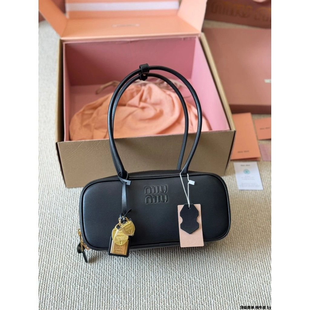 Miumiu Miumiu Pure Cowhide กระเป๋าโบว์ลิ่งด้ามยาวพร้อมกระเป๋าเอกสารจี้ล็อค
