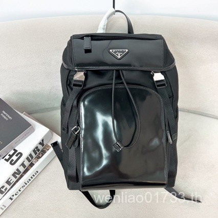 P Lada Nylon Recycled Nylon with Leather Backpack ช่องร่มชูชีพ กระเป๋าเป้เดินทาง คุณภาพสูง 2VZ135
