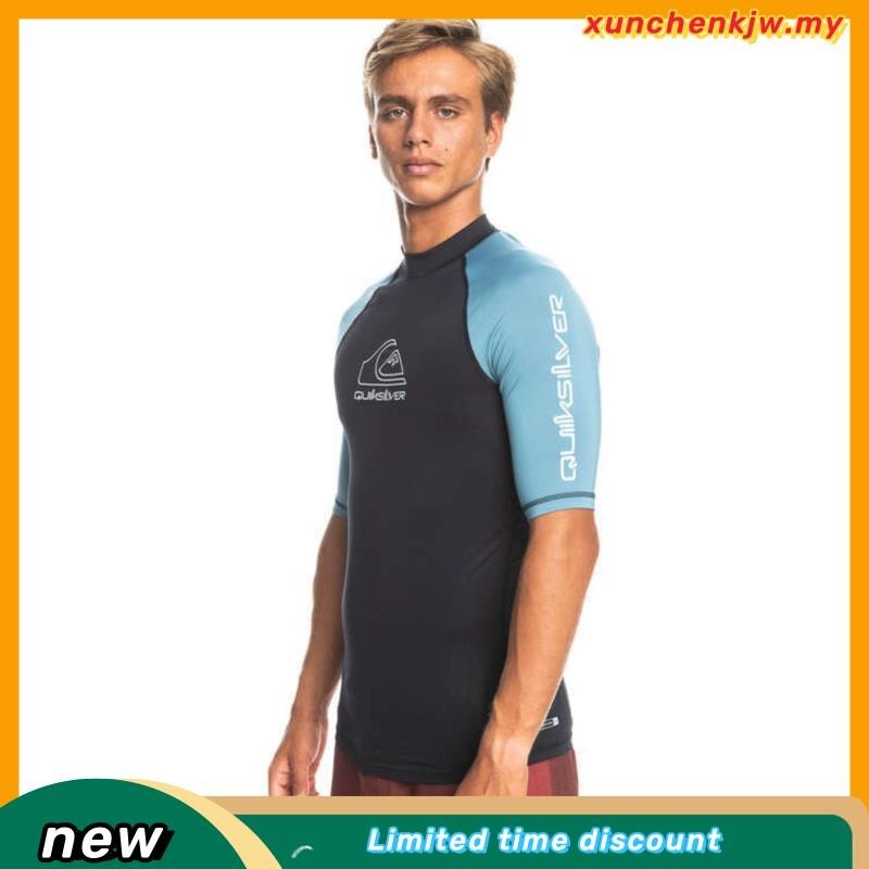 Quiksilver ชุดว่ายน้ำแขนสั้นผู้ชาย ปี 2026 ออกแบบใหม่ กันUV สำหรับการดำน้ำและพักผ่อนริมทะเล