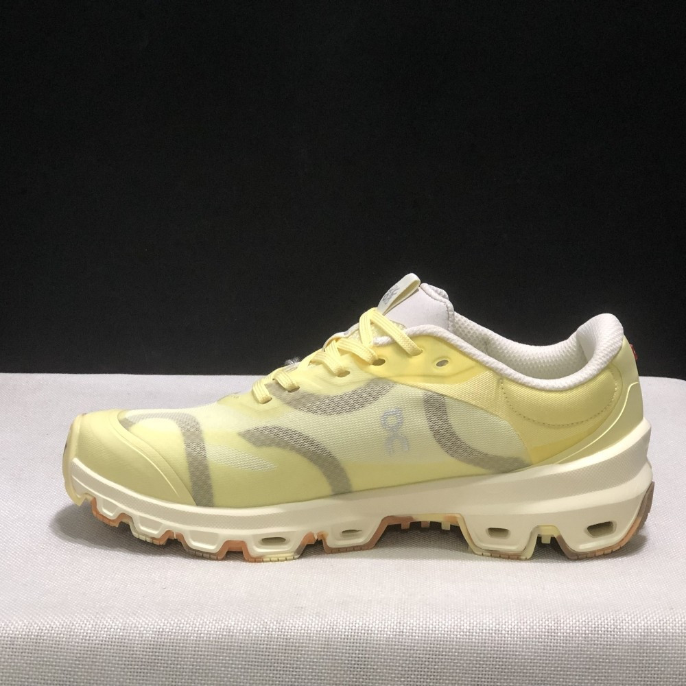 รองเท้าวิ่ง Venture 2.0 สีขาวและเหลือง ดีไซน์ Low-Top กับเทคโนโลยีกันลื่น MNJ2