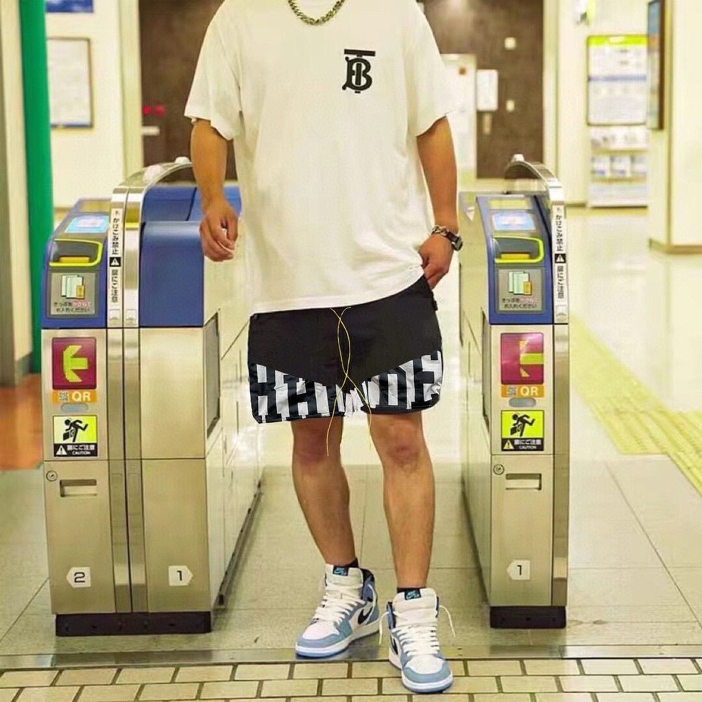RHUDE SPORTS SHORTS กางเกงขาสั้นผ้าไนลอน พิมพ์ลาย Retro High Street และสายคล้อง.Drawstring